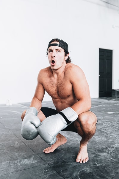 穿白短裤白袜子的赤裸上身男人